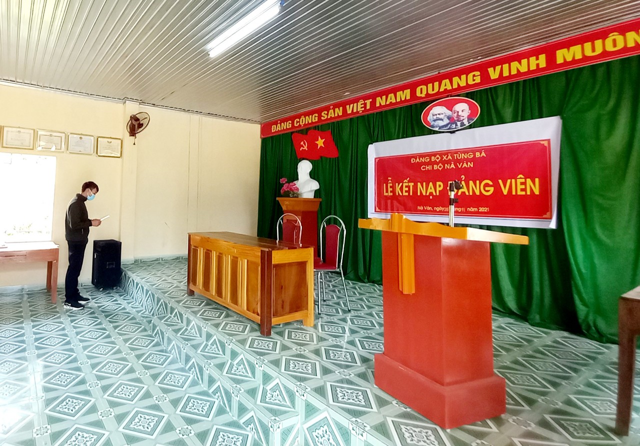 Lễ kết nạp Đảng viên mới thuộc Chi bộ Thôn Nà Vàn  xã Tùng Bá