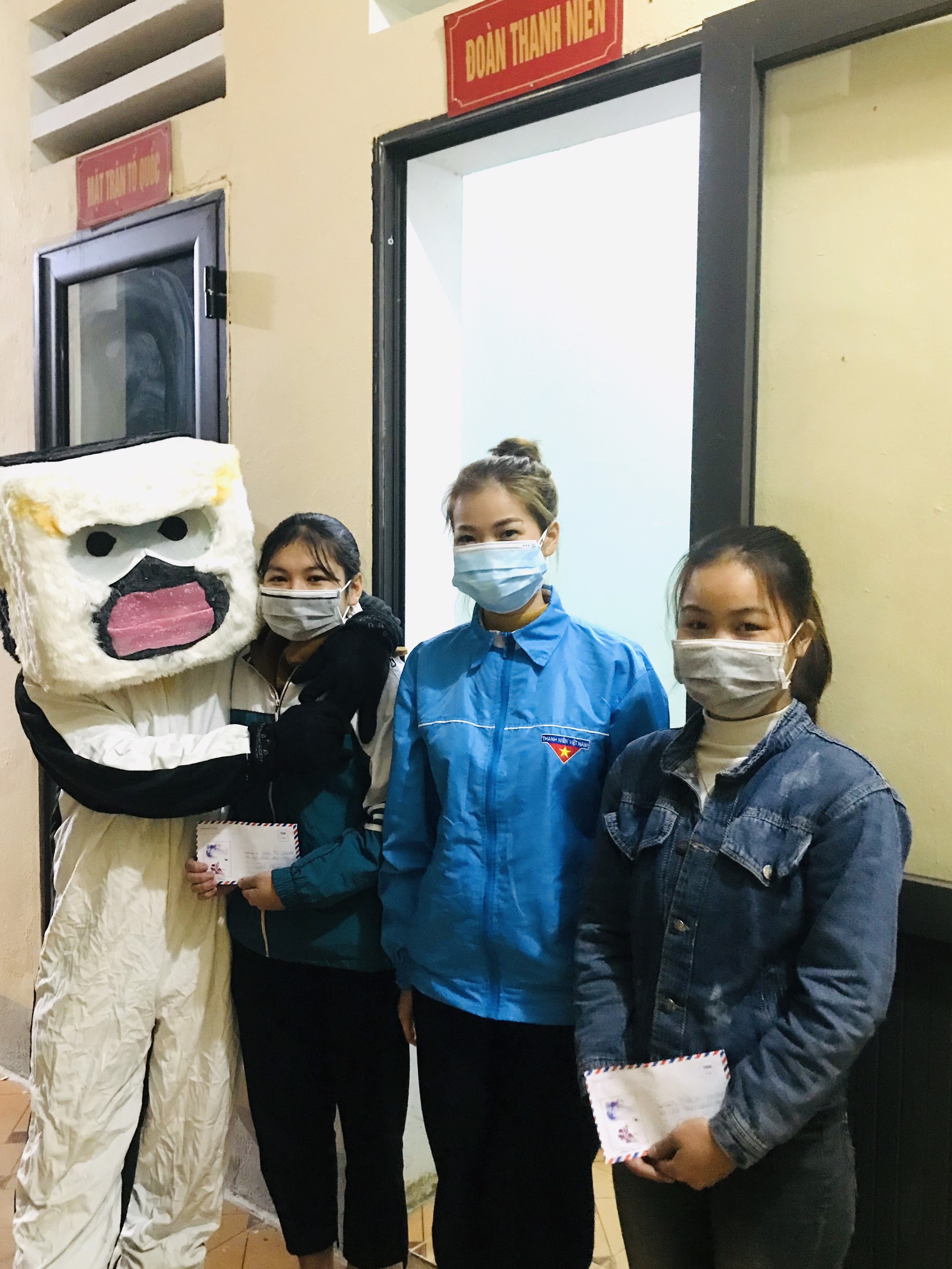 Đoàn xã Tùng Bá phối hợp với Quỹ bảo tồn vooc mũi hếch DENVER trao giải thưởng về cuộc thi vẽ tranh cho 2 đoàn viên thanh niên