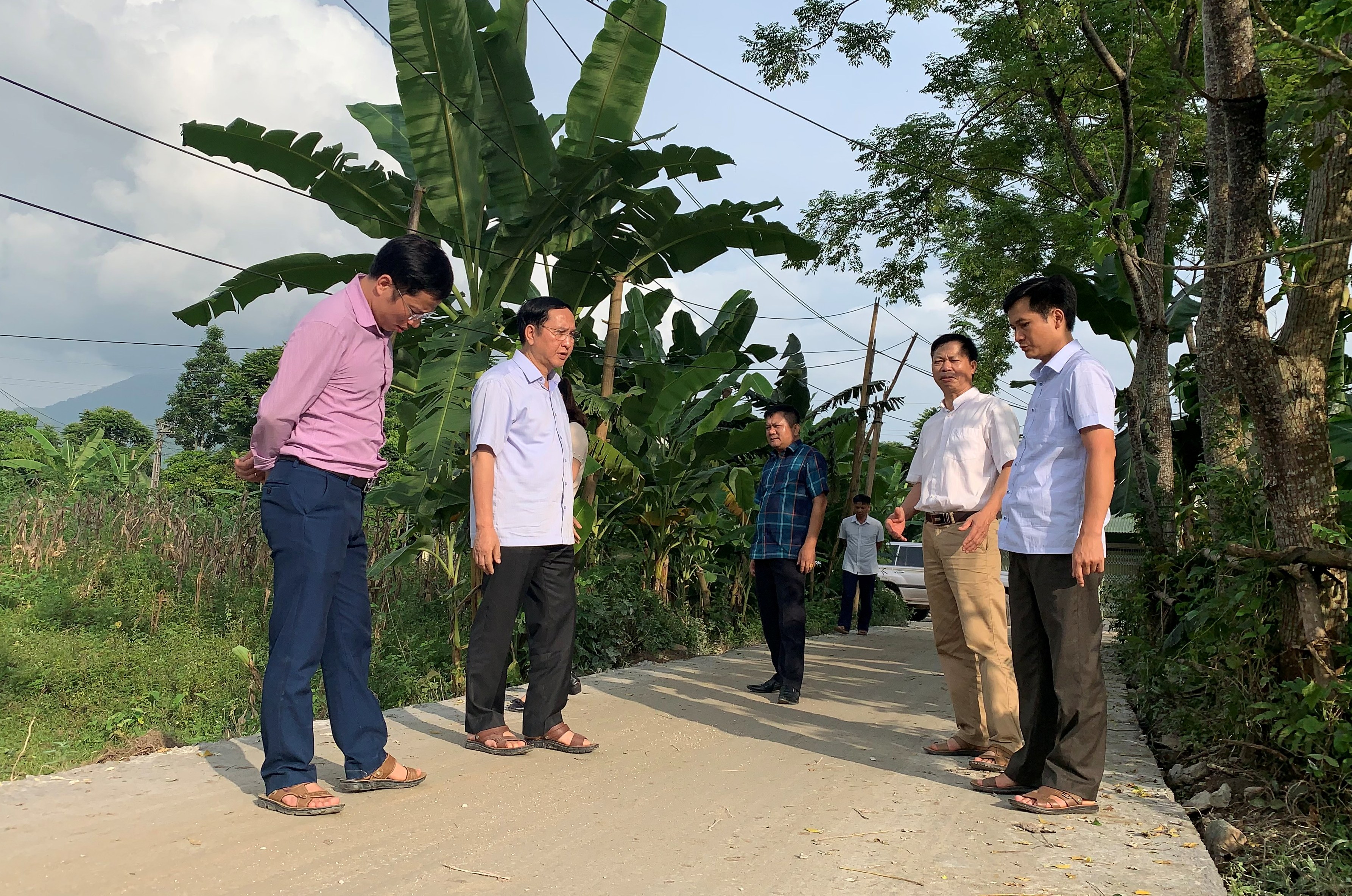 Bí thư Huyện ủy Vị Xuyên Vi Hữu Cầu kiểm tra tiến độ xây dựng NTM xã Tùng Bá