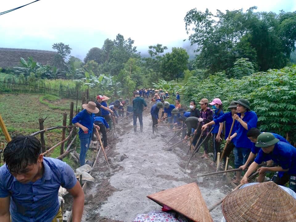 Đoàn thanh niên xã Tùng Bá tổ chức làm đường bê tông xây dựng NTM năm 2019