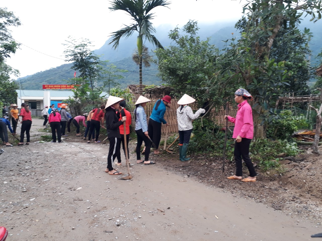Hội liên hiệp phụ nữ, ĐTN, Hội ND, Hội CCB tổ chức vệ sinh đường làng ngõ xóm tại thôn Hồng Minh xã Tùng Bá