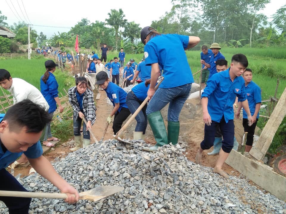 Đoàn thanh niên xã Tùng Bá tình nguyện đổ đường bê tông nông thôn mới.