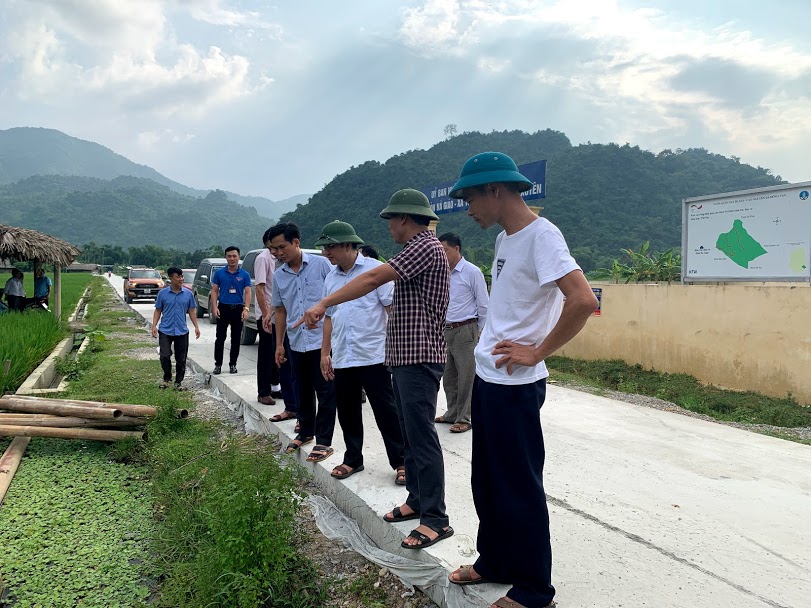 Ban chỉ đạo xây dựng nông thôn mới huyện Vị Xuyên làm việc với xã Tùng Bá